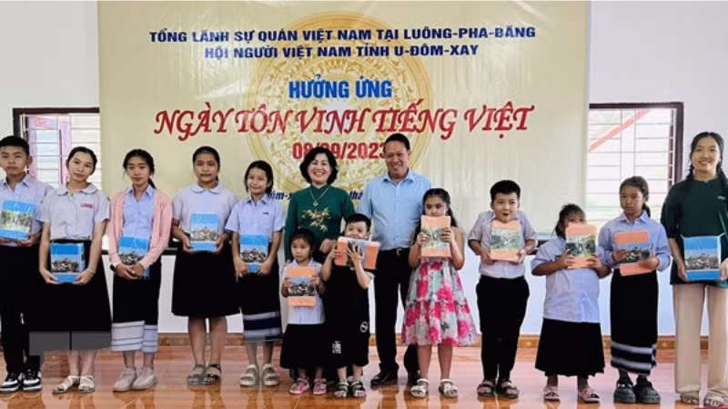 Генеральный консул Киеу Тхи Ханг Фук вручает подарки вьетнамским и лаосским учащимся в провинции, оказавшимся в трудных жизненных обстоятельствах. Фото: ВИА