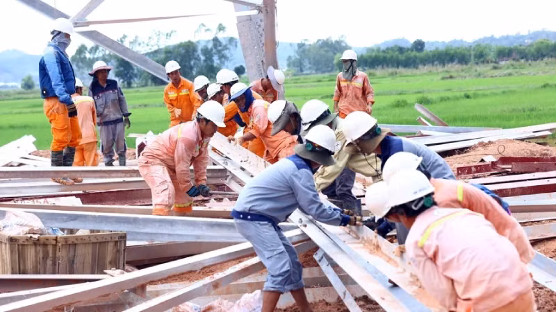 Рабочие ведут строительство на позиции 360 (уезд Нгилок, провинция Нгеан) на участке Куангчать-Куиньлыу. Рабочие ведут строительство на позиции 360 (уезд Нгилок, провинция Нгеан) на участке Куангчать-Куиньлыу.