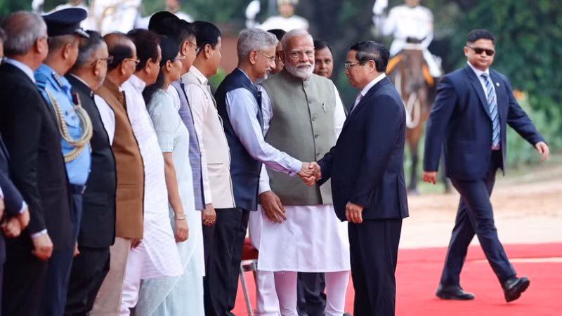 Премьер-министр Индии Нарендра Моди знакомит Премьер-министра Вьетнама Фам Минь Тьиня с руководителями правительства Индии.