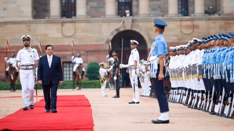 Премьер-министр Вьетнама Фам Минь Тьинь обходит строй почетного караула.
