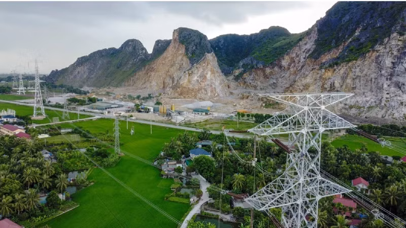 Рабочие натягивают провод на позиции 148 в районе Нонгконг провинции Тханьхоа для участка ЛЭП Куиньлыу-Тханьхоа. Рабочие натягивают провод на позиции 148 в районе Нонгконг провинции Тханьхоа для участка ЛЭП Куиньлыу-Тханьхоа.