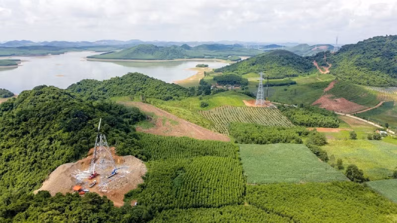 Рабочие устанавливают электрические столбы на участке Куиньлыу-Тханьхоа в уезде Куиньлыу (провинция Нгеан). Рабочие устанавливают электрические столбы на участке Куиньлыу-Тханьхоа в уезде Куиньлыу (провинция Нгеан).