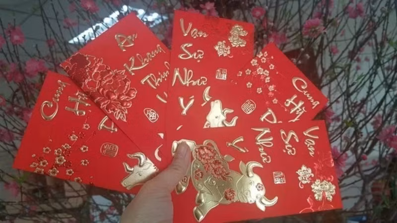 Раздача счастливых денег – давняя практика, которая представляет собой «мынгтуой» или «лиси».