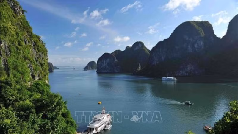 Вид на залив Халонг – объект наследия ЮНЕСКО. Вид на залив Халонг – объект наследия ЮНЕСКО.