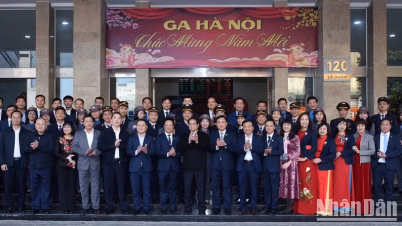 Премьер-министр Фам Минь Тьинь, кадровые работники и сотрудники ВЖК фотографируются на память. Фото: Чан Хай