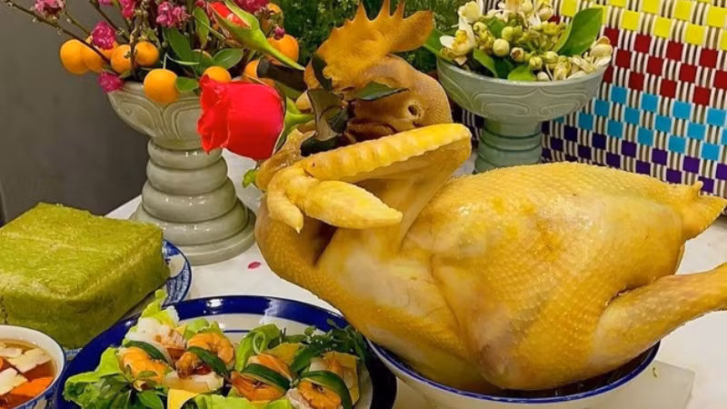 Вареная курица с раскрытыми крыльями, держащая веточку розы.