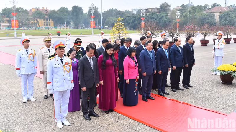 Делегация Парткома, Народного совета, Народного комитета и Комитета Отечественного фронта Вьетнама города Ханоя посещает Мавзолей Хо Ши Мина.