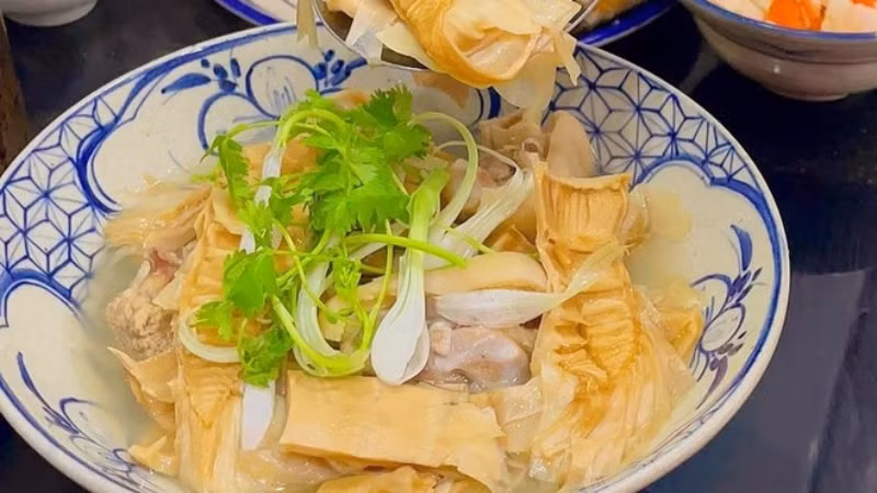 Суп с бамбуковыми побегами.