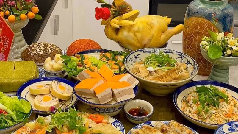 Традиционный праздничный стол на Тэт у жителей Ханоя.