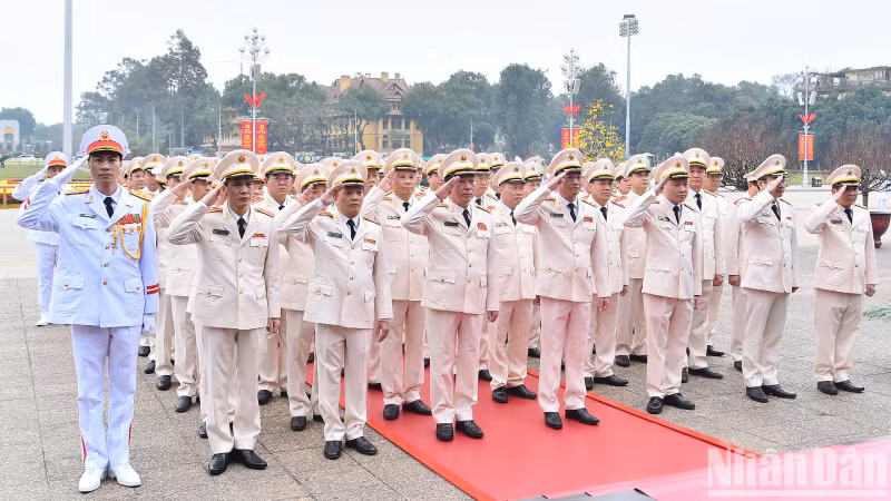 Делегация Центрального парткома Сил общественной безопасности и Министерства общественной безопасности почитает память Президента Хо Ши Мина.