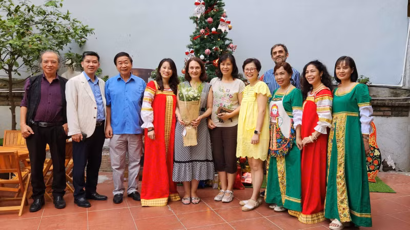 Супруга Посла России во Вьетнаме и гости фотографируются на память. Фото: Бать Зыонг