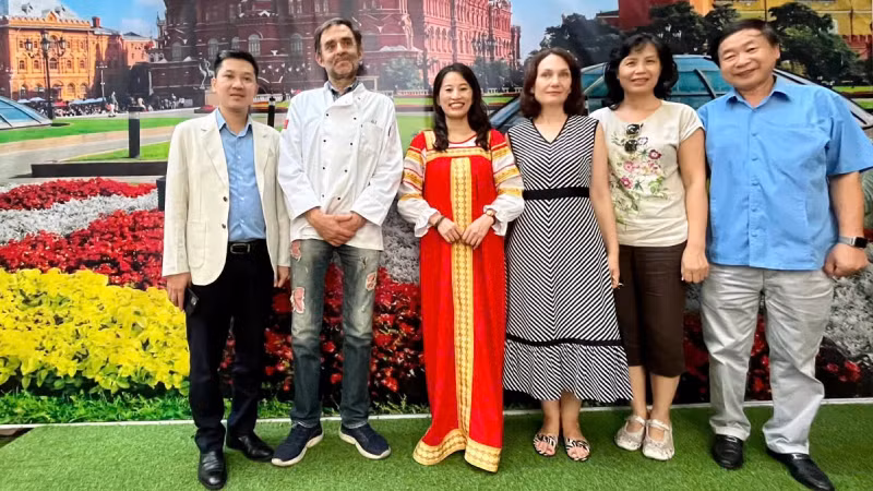Супруга Посла России во Вьетнаме Елена Викторовна Бездетко, шеф-повар Юрий Журавлев, Директор ХФИРЯП Нгуен Тхи Тху Дат, владелец ресторана «Самовар» и гости фотографируются на память. Фото: Бать Зыонг