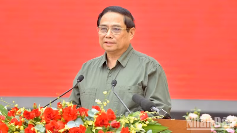 Премьер-министр Фам Минь Тьинь выступает с речью. Фото: Тхань Жанг