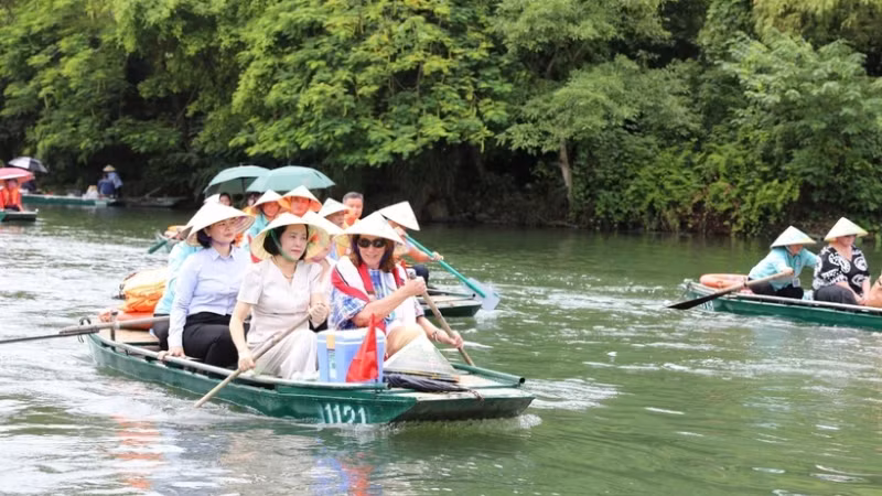 Председатель Сената Австралии Сью Лайнс и Зампредседателя НС Нгуен Тхи Тхань посещают объект экотуризма Чанган в провинции Ниньбинь. Фото: ВИA