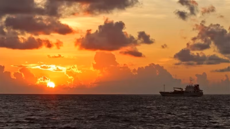 Сияющий рассвет на море, остров Чыонгша.