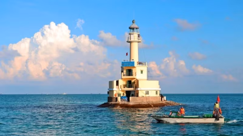 Маяк на острове Датэй Б.