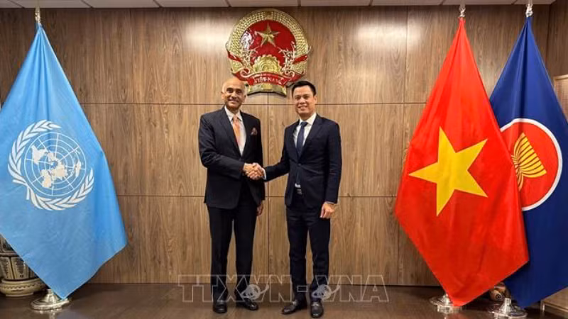 Посол Данг Хоанг Жанг (справа) и Посол Парватханени Хариш. Фото: ВИА