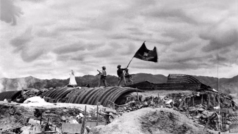 Днем 7 мая 1954 года над бункером генерала Де Кастриса развевался флаг Вьетнамской народной армии с надписью «С решимостью сражаться, с решимостью одержать полную победу», знаменуя момент победы при Дьенбьенфу, триумфа, который прозвучал на всех континентах и потряс весь мир.