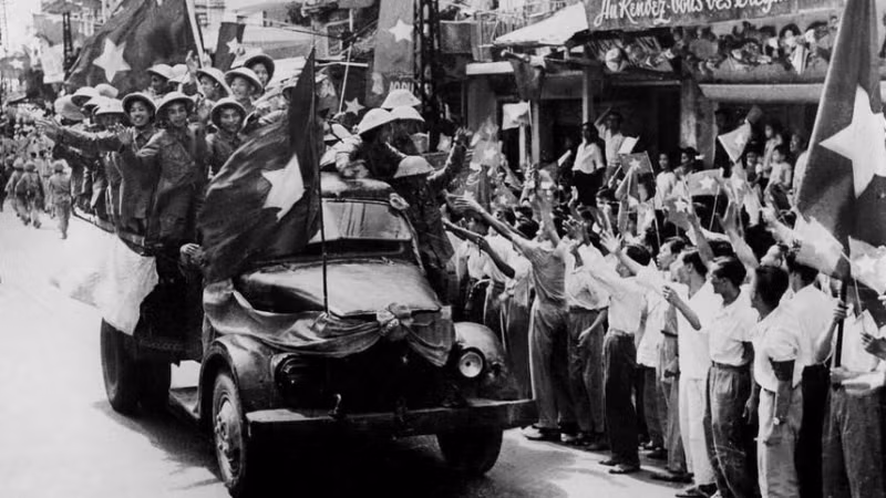 10 октября 1954 года вьетнамские войска вышли из пяти ворот и освободили столицу, знаменуя триумфальное завершение девятилетнего упорного и полного жертв сопротивления французскому колониализму.