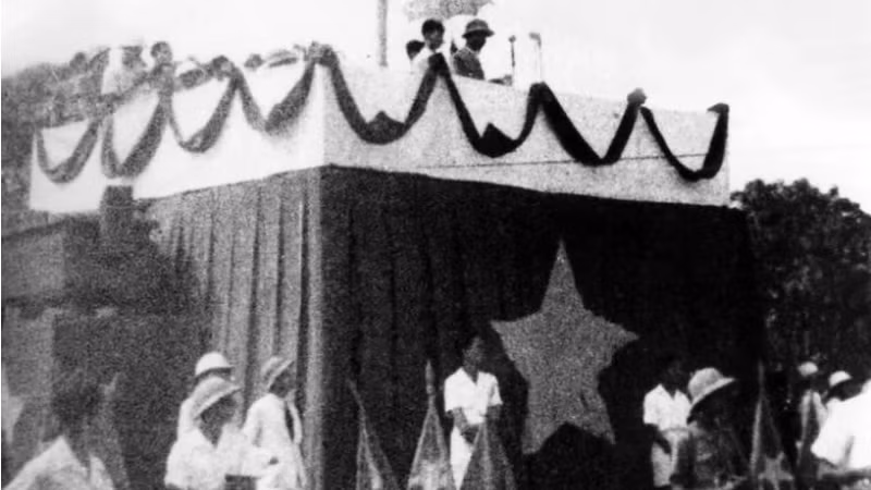 2 сентября 1945 года на площади Бадинь в Ханое Президент Хо Ши Мин зачитывает Декларацию независимости, провозглашающую рождение Демократической Республики Вьетнам (ныне Социалистическая Республика Вьетнам).