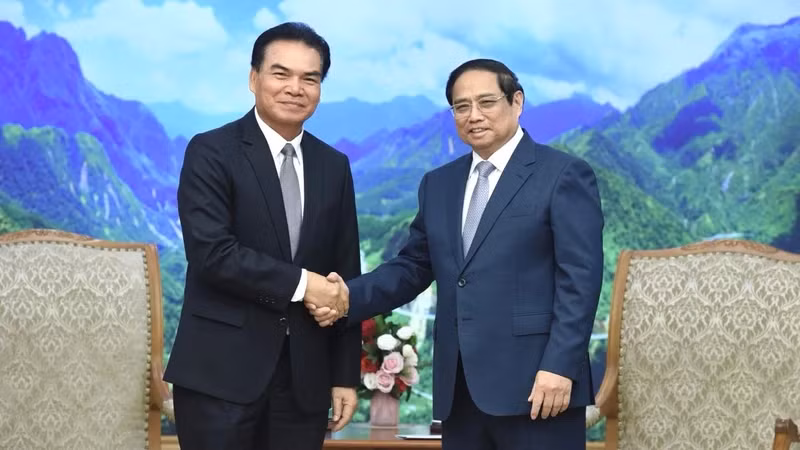 Премьер-министр Фам Минь Тьинь (справа) и Министр планирования и инвестиций Лаоса Фет Фомфифак. Фото: Чан Хай