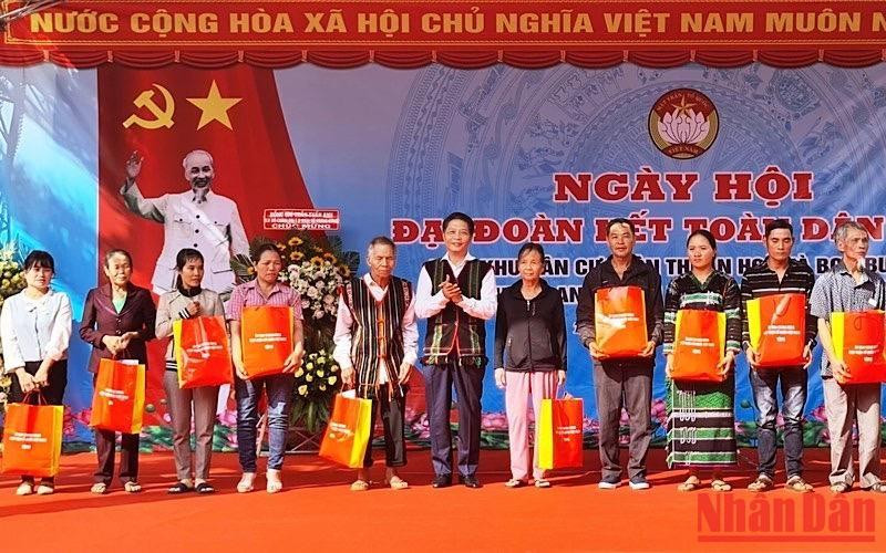 Товарищ Чан Туан Ань вручает подарки семьям, находящимся в трудном положении. 