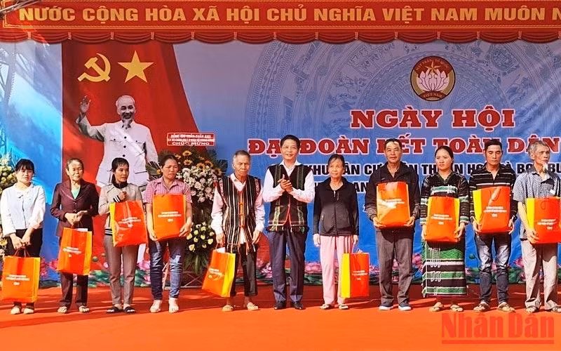 Товарищ Чан Туан Ань вручает подарки семьям, находящимся в трудном положении. 