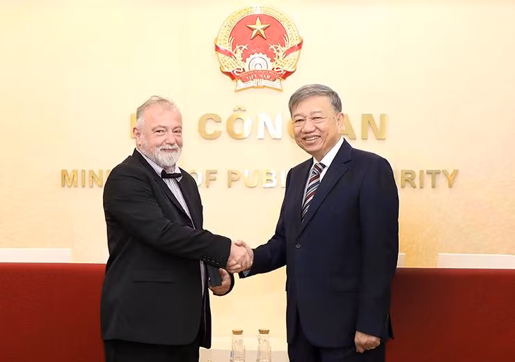 Генерал армии То Лам, Министр общественной безопасности Вьетнама (справа) и Посол Чехии во Вьетнаме Хайнек Кмоничек. Фото: cand.com.vn