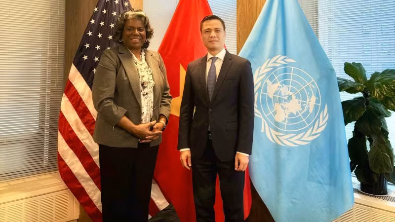 Посол Данг Хоанг Жанг, глава постоянной миссии Вьетнама при ООН, и Посол, глава миссии США Линда Томас Гринфилд. Фото: baoquocte.vn