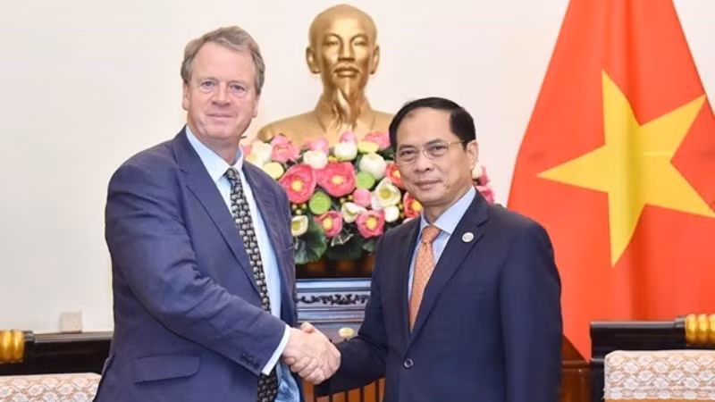 Министр иностранных дел Вьетнама Буй Тхань Шон (справа) и Министр по делам Шотландии Алистер Джек. Фото: ВИА