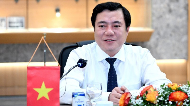 Замминистра Нгуен Шинь Нят Тан выступает с речью. Фото: congthuong.vn