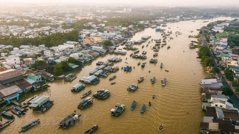 Шумные рынки, «плавучие» на реках, стали знакомым образом для всех жителей южного Вьетнама. Фото: ВИА