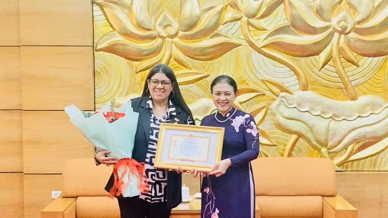 Посол Нгуен Фыонг Нга вручает памятную медаль Послу Венесуэлы во Вьетнаме Татьяне Пью Морено. Фото: ВИА