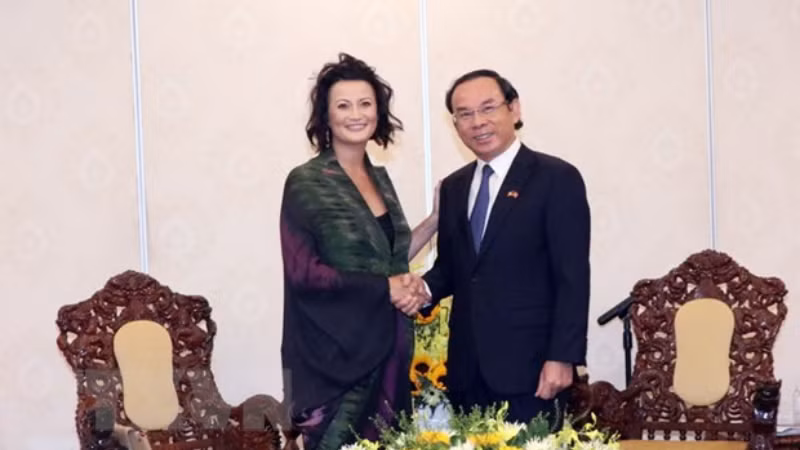 Секретарь Парткома г. Хошимина Нгуен Ван Нэн (справа) и Председатель Сената Бельгии Стефани Д'Оз. Фото: ВИА