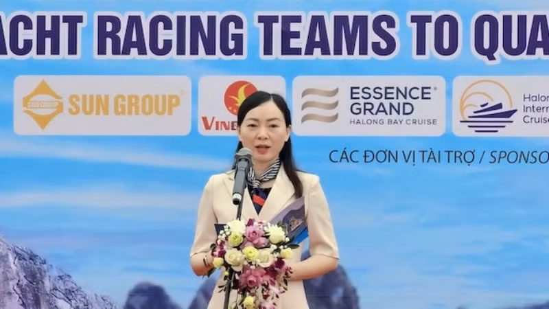 Заместитель директора Департамента туризма Куангниня Нгуен Тхюй Йен выступает на церемонии.