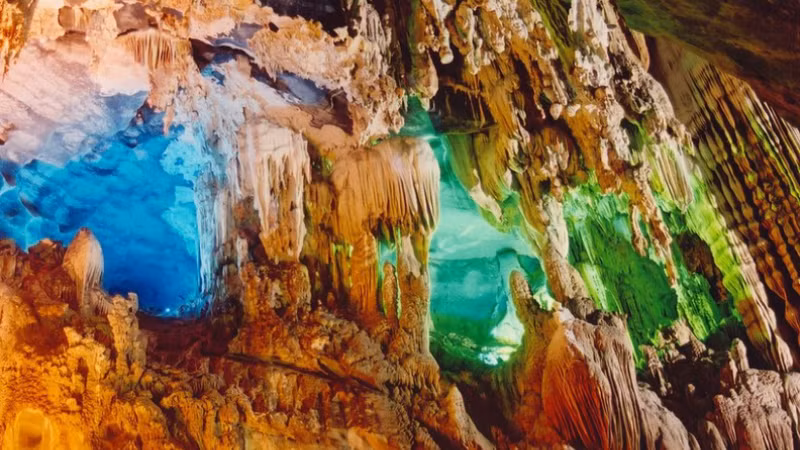 Натечные образования в пещере Фонгня. Фото: ВИА