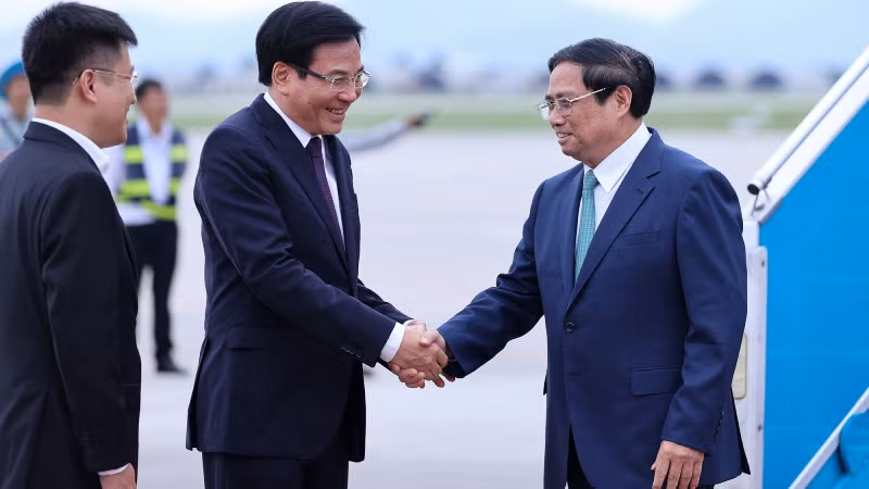 В аэропорту Нойбай Премьер-министра Фам Минь Тьиня встречает Министр, Заведующий Канцелярией Правительства Чан Ван Шон. Фото: VGP