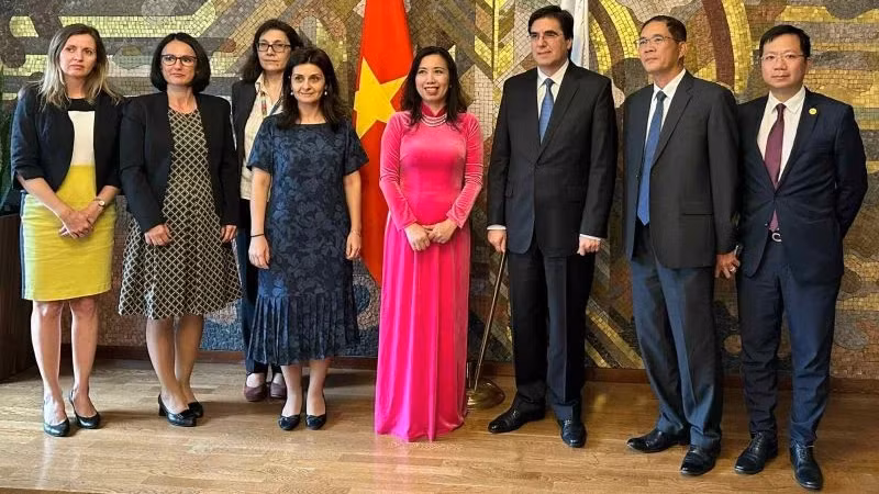 Заместители министров иностранных дел Вьетнама и Болгарии фотографируются на память. 