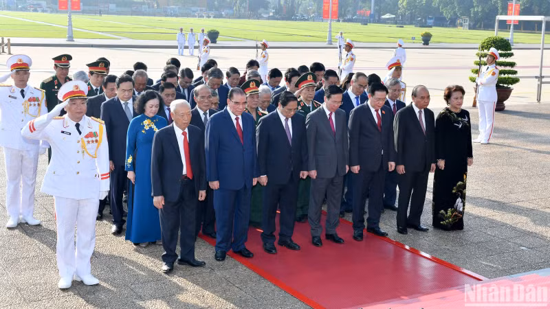 Действующие и бывшие руководители Партии и Государства почитают память Президента Хо Ши Мина.