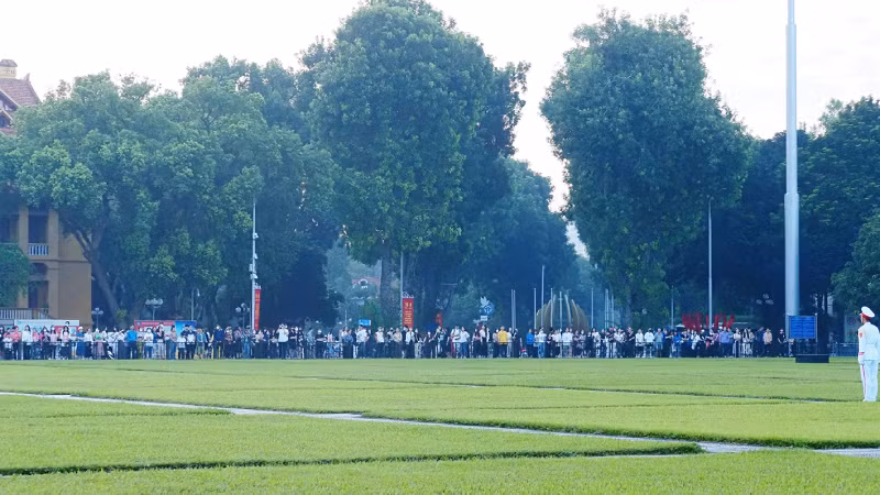 Многочисленные люди присутствуют на площади Бадинь, чтобы засвидетельствовать этот священный момент.