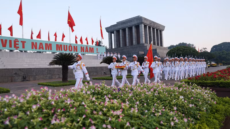 Почетный караул шествует мимо Мавзолея Хо Ши Мина.
