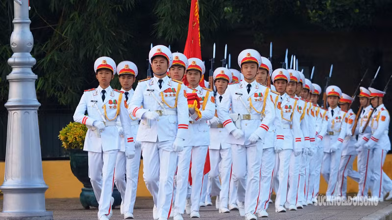 Солдаты на церемонии поднятия флага.