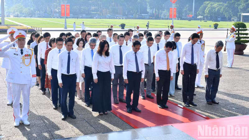 Делегация Министерства иностранных дел почитает память Президента Хо Ши Мина.
