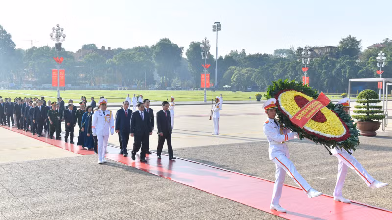 Венки со словами «Вечная благодарность великому Президенту Хо Ши Мину».