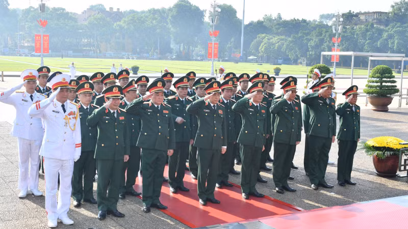 Делегация Центрального военного комитета и Министерства обороны почитает память Президента Хо Ши Мина.