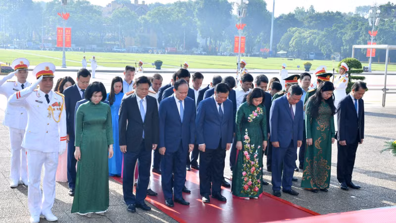 Делегация Парткома, Народного совета, Народного комитета и Комитета Отечественного фронта Вьетнама города Ханоя посещает Мавзолей Хо Ши Мина.