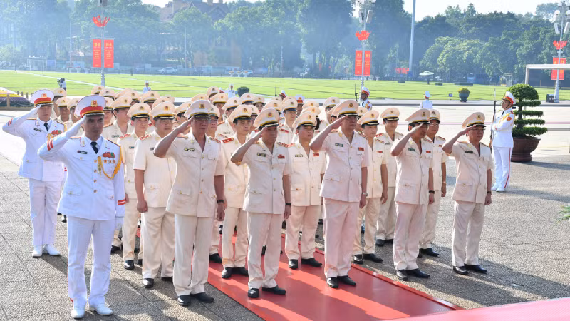 Делегация Центрального парткома Сил общественной безопасности и Министерства общественной безопасности почитает память Президента Хо Ши Мина.