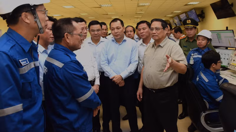 Премьер-министр Фам Минь Тьинь посещает нефтеперерабатывающий завод Нгишон. Премьер-министр Фам Минь Тьинь посещает нефтеперерабатывающий завод Нгишон.