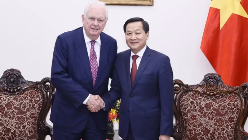 Вице-премьер Ле Минь Кхай (справа) и профессор Томас Валлели. 