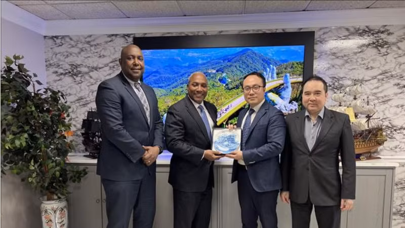 Представители двух сторон фотографируются на память. Фото: ВИА